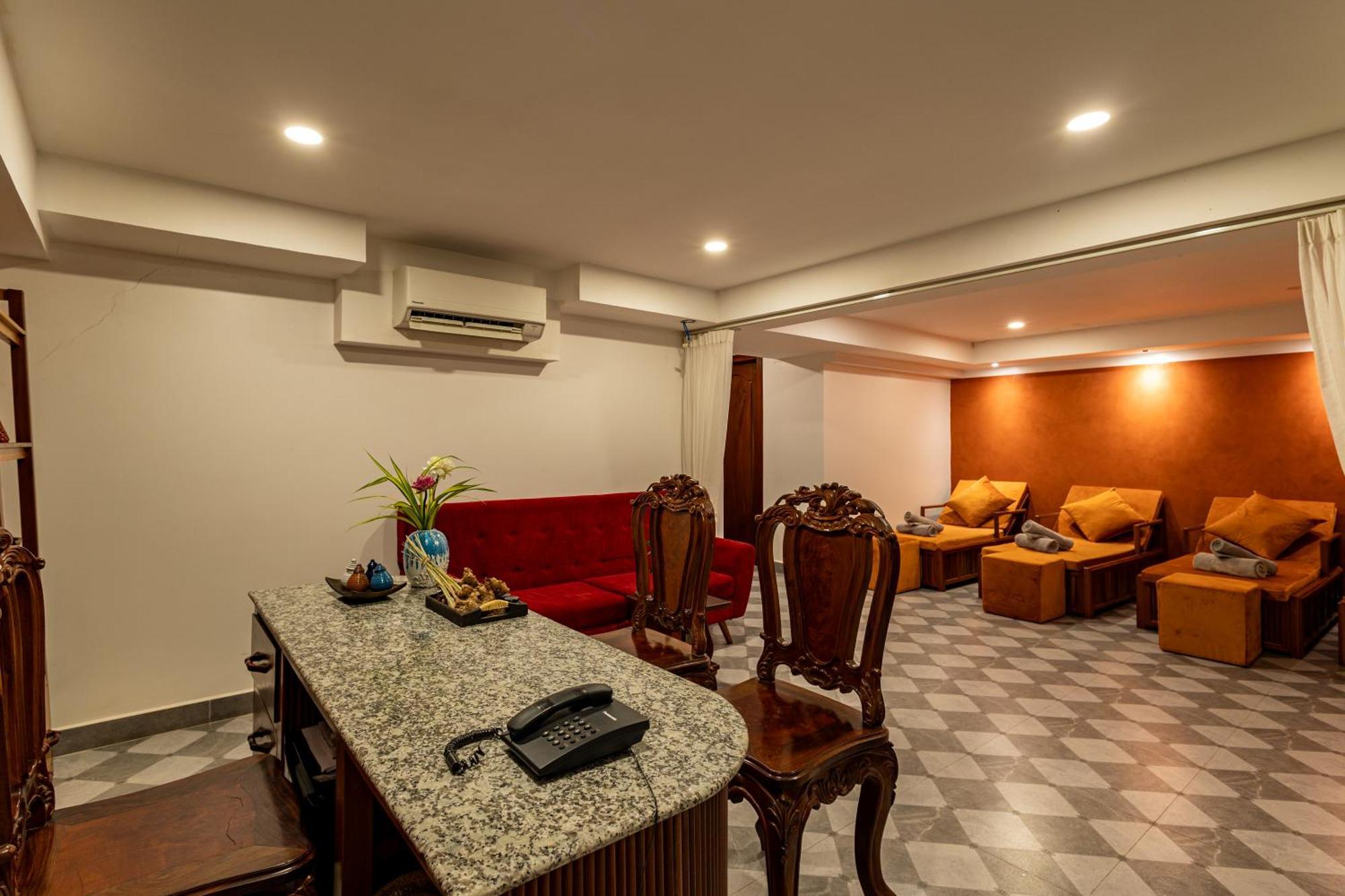 Hotel Two Seasons