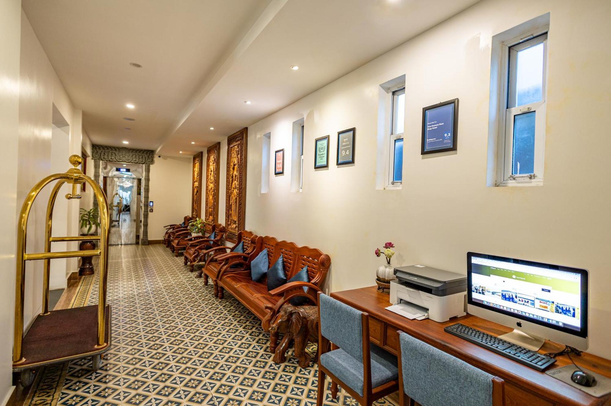 Two Seasons Hotel