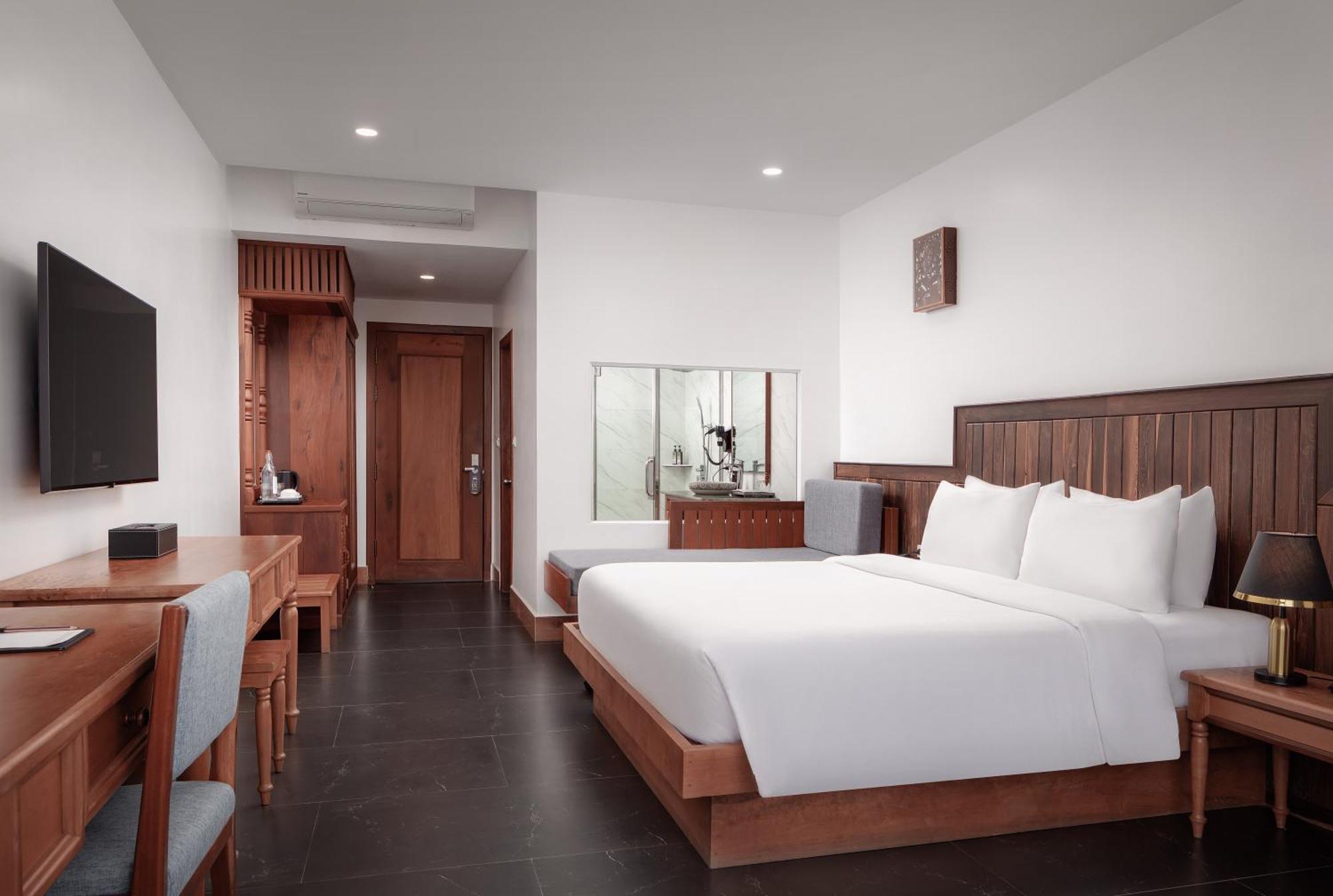 Two Seasons Hotel